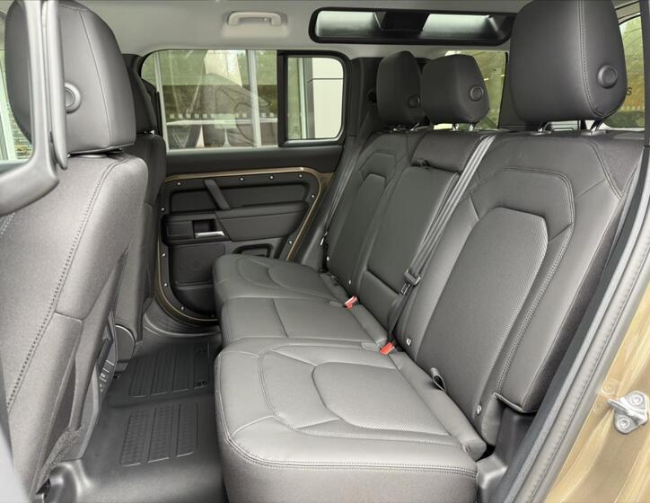 Land Rover Defender 26
