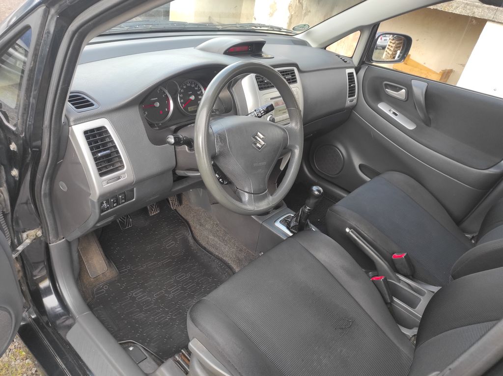 Suzuki Liana