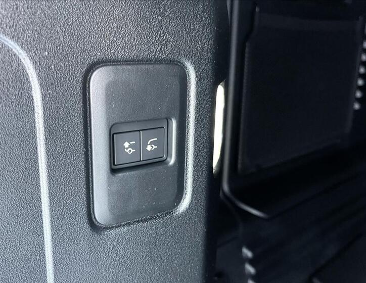 Land Rover Defender 22