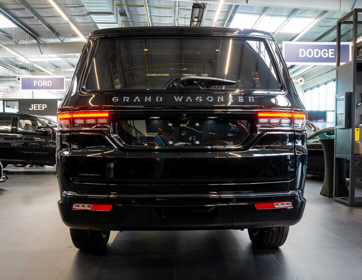 Jeep Grand Wagoneer 5