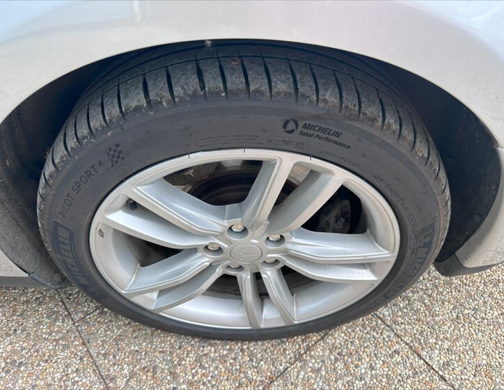 Tesla Model S 36
