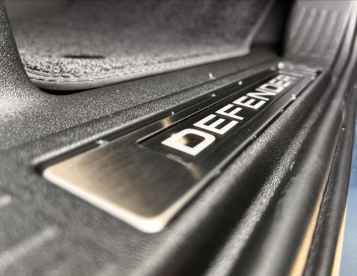 Land Rover Defender 27