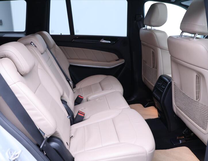 Mercedes-Benz GL 16