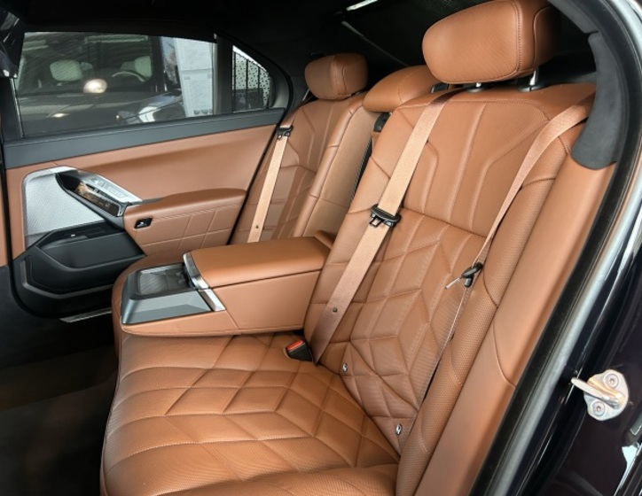 BMW i7 21