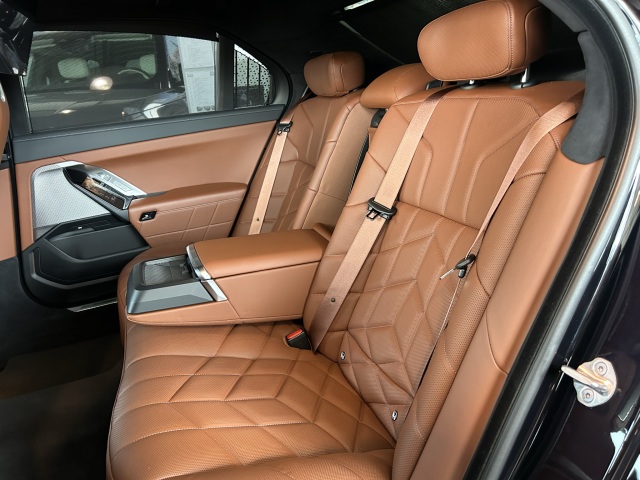 BMW i7