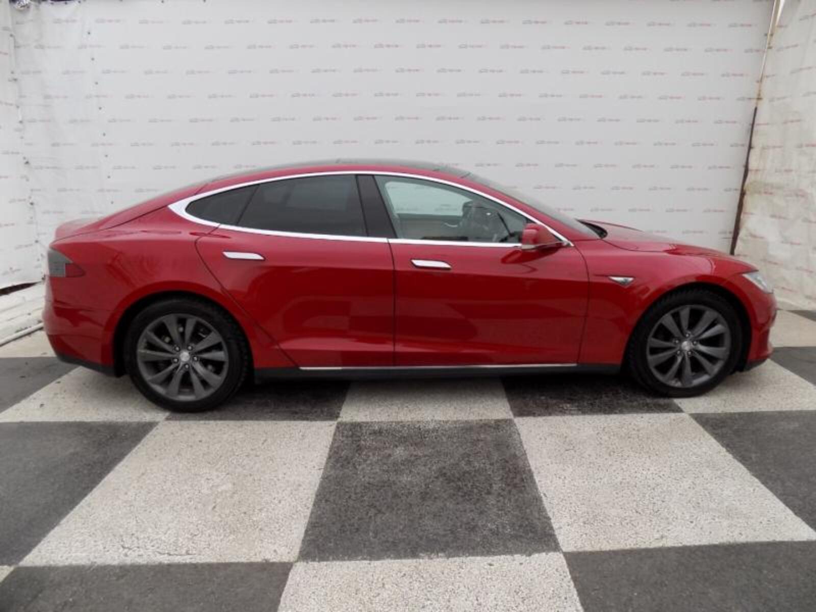 Tesla Model S 6