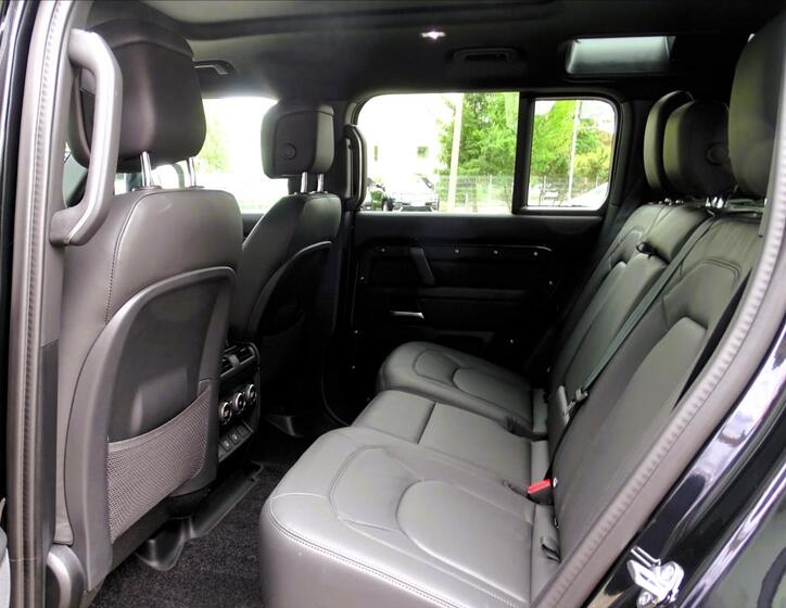 Land Rover Defender 28