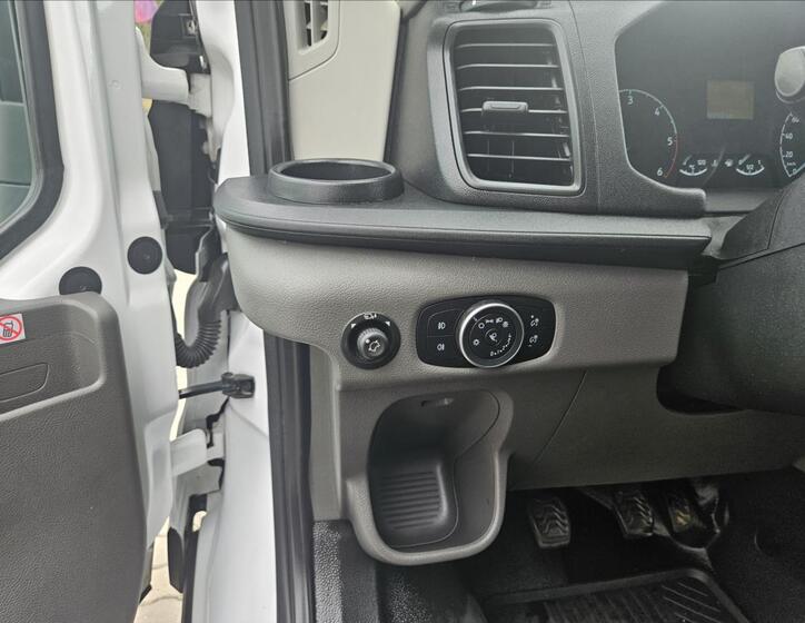 Ford Transit 9