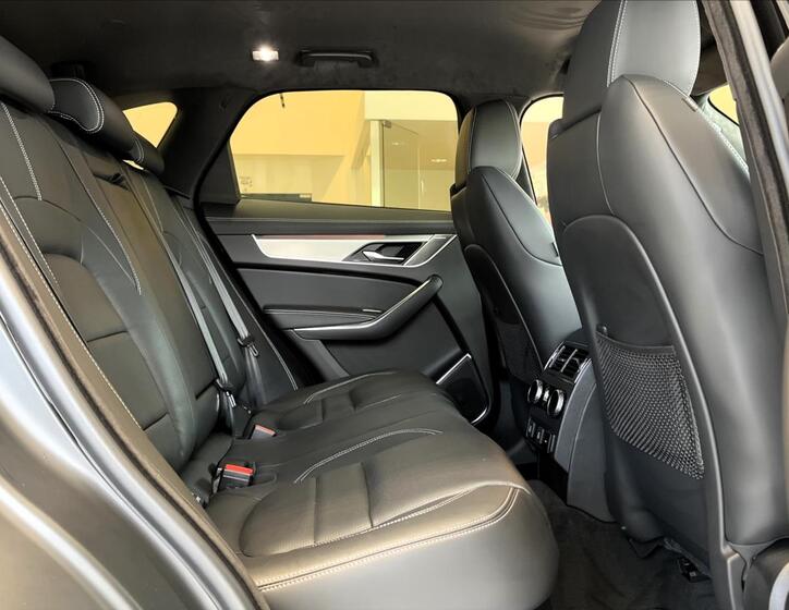 Jaguar F-Pace 32