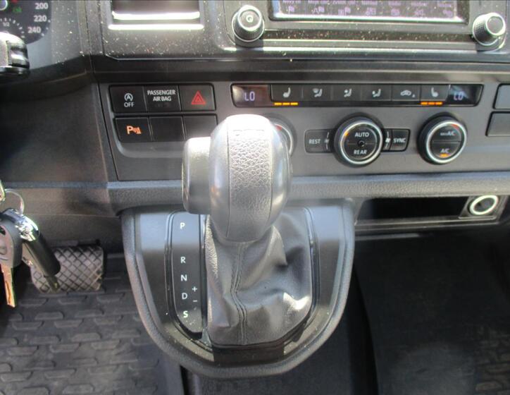 Volkswagen Caravelle 18