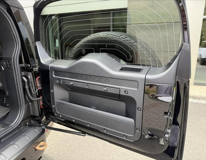 Land Rover Defender 34