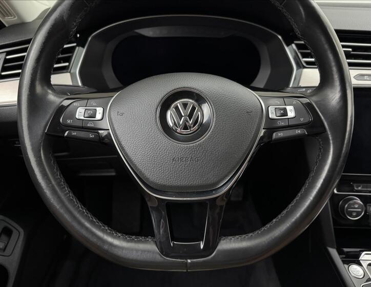 Volkswagen Passat 9