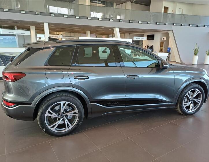 Audi Q6 4