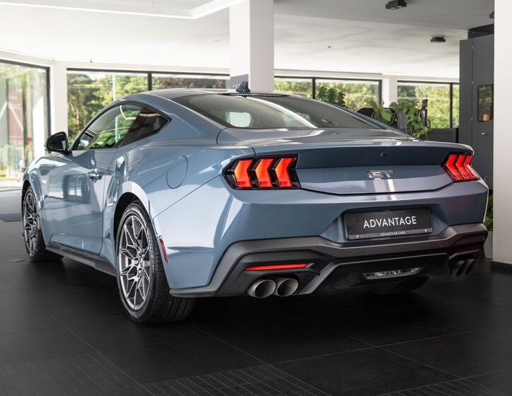 Ford Mustang 4
