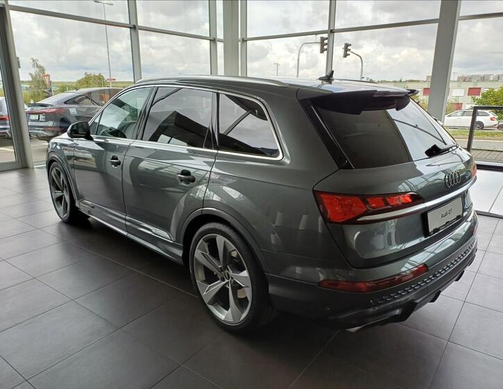 Audi Q7 6