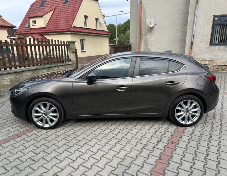 Mazda 3 8