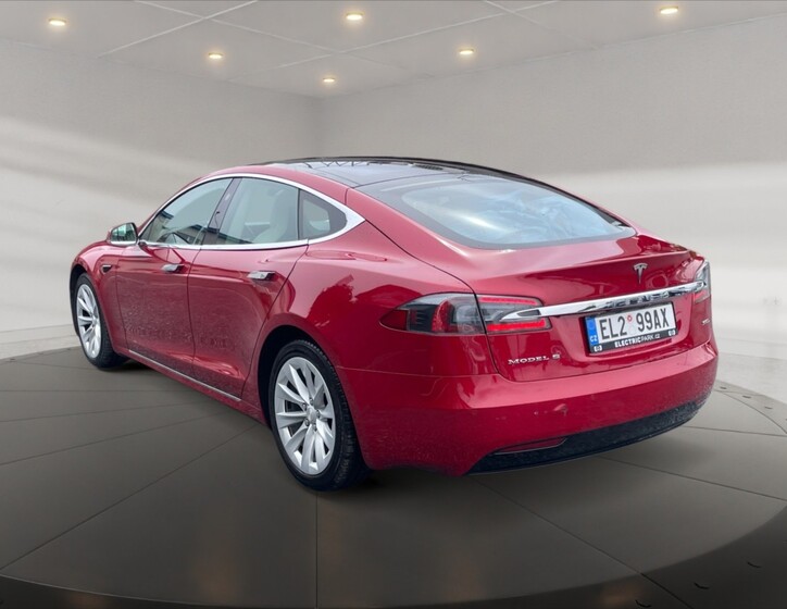 Tesla Model S 4