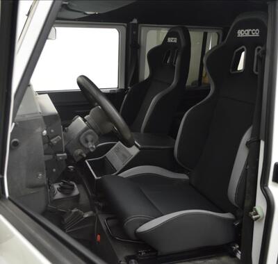 Land Rover Defender 26