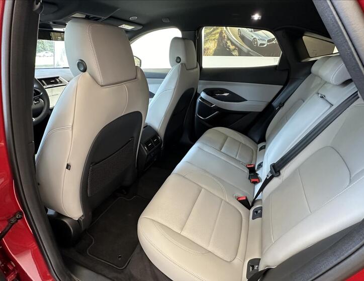 Jaguar E-Pace 9