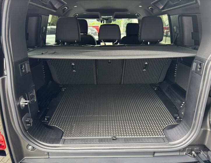 Land Rover Defender 26