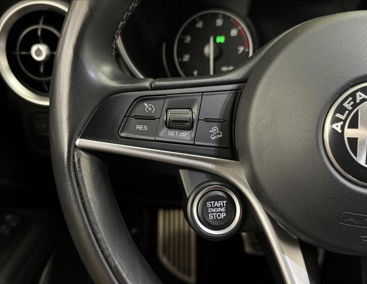 Alfa Romeo Stelvio 10