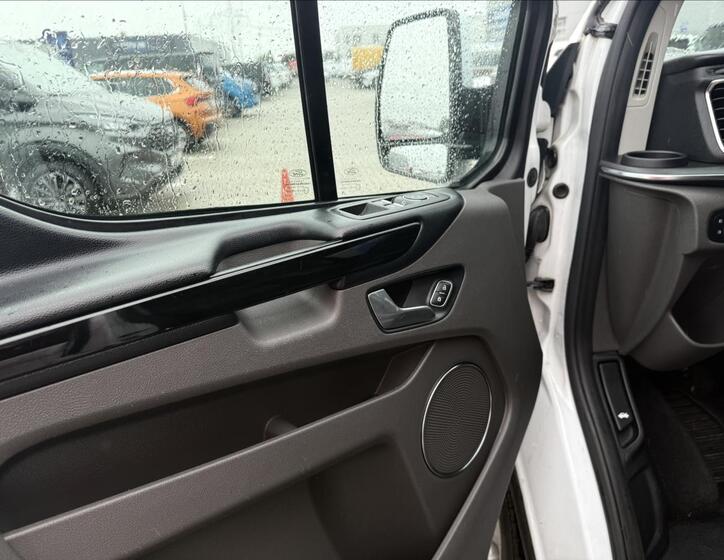 Ford Tourneo Custom 17