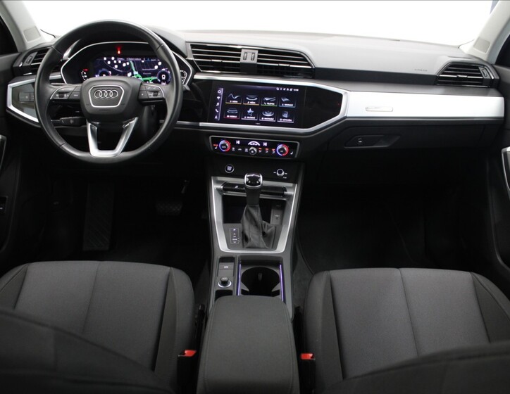 Audi Q3 8