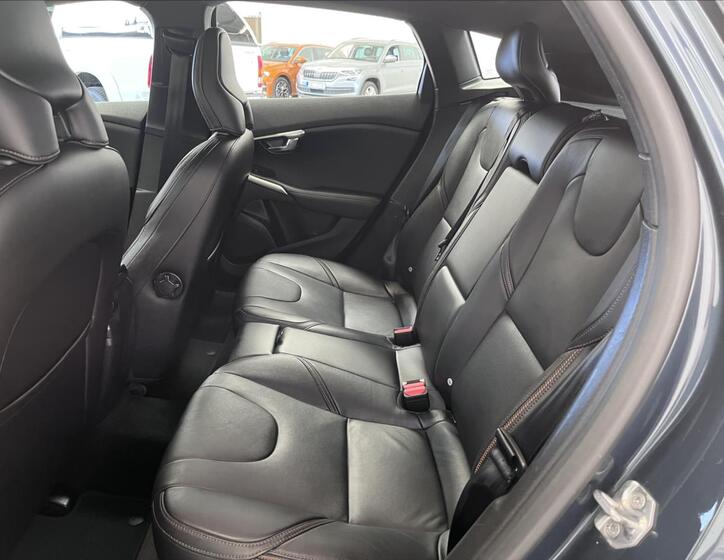Volvo V40 13
