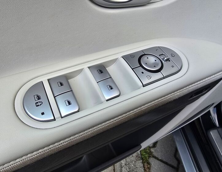 Hyundai IONIQ 11