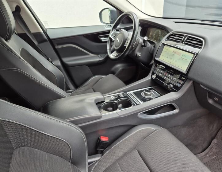 Jaguar F-Pace 12