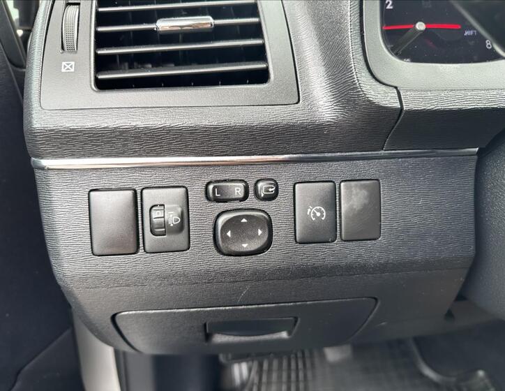 Toyota Avensis 19