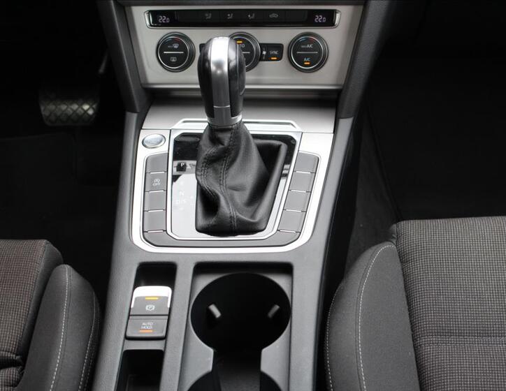 Volkswagen Passat 25