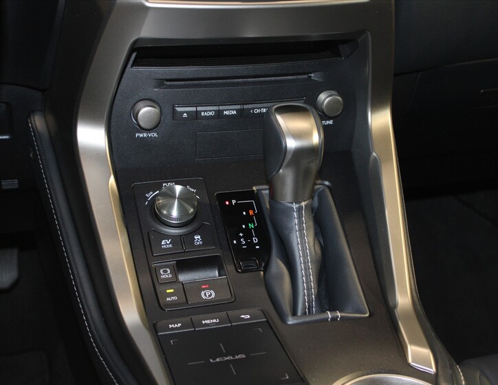 Lexus NX 300h 16