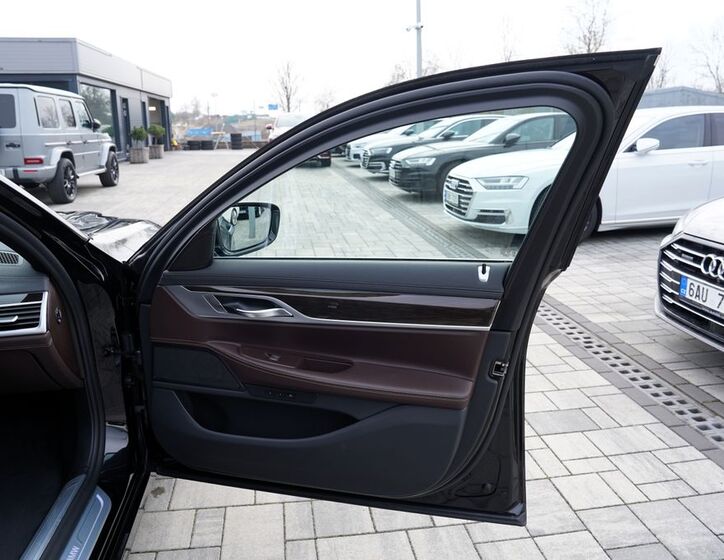BMW Řada 7 23