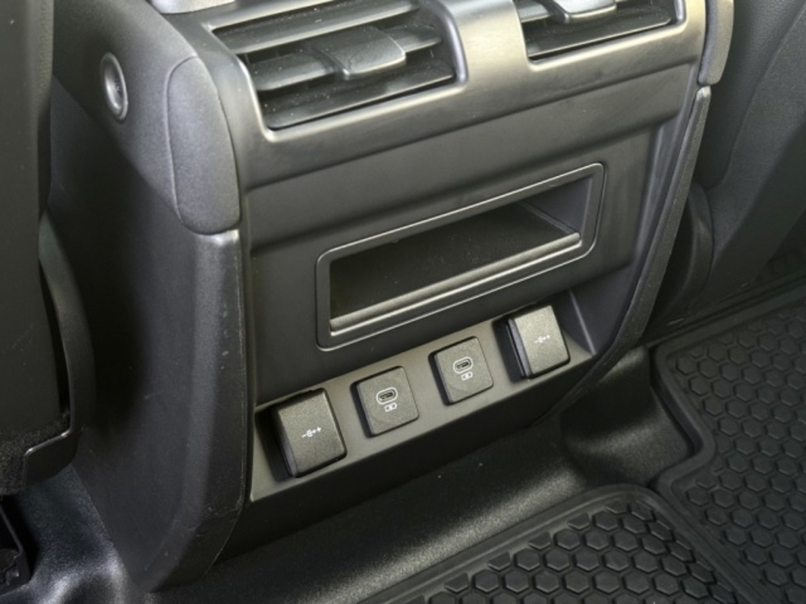 Land Rover Defender 22