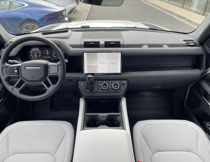Land Rover Defender 17