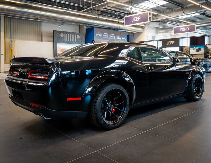 Dodge Challenger 8