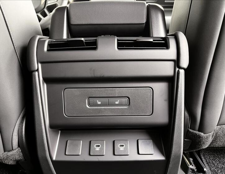 Land Rover Defender 24