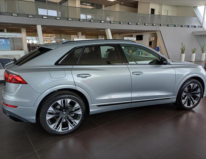 Audi Q8 4
