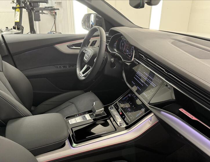 Audi Q8 13