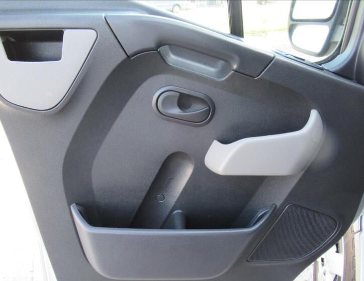 Nissan NV400 22