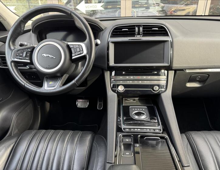 Jaguar F-Pace 15