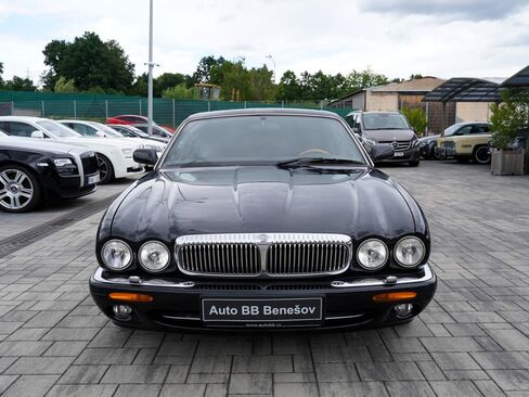 Jaguar XJR