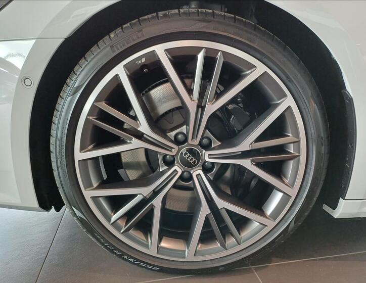 Audi S7 8
