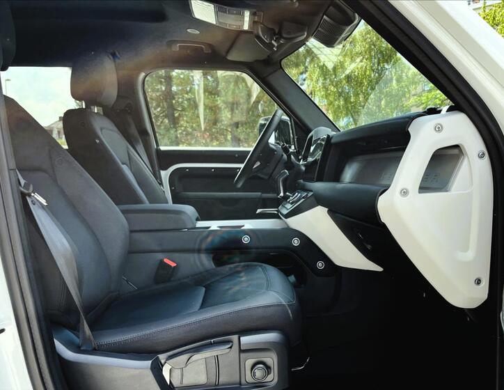 Land Rover Defender 29