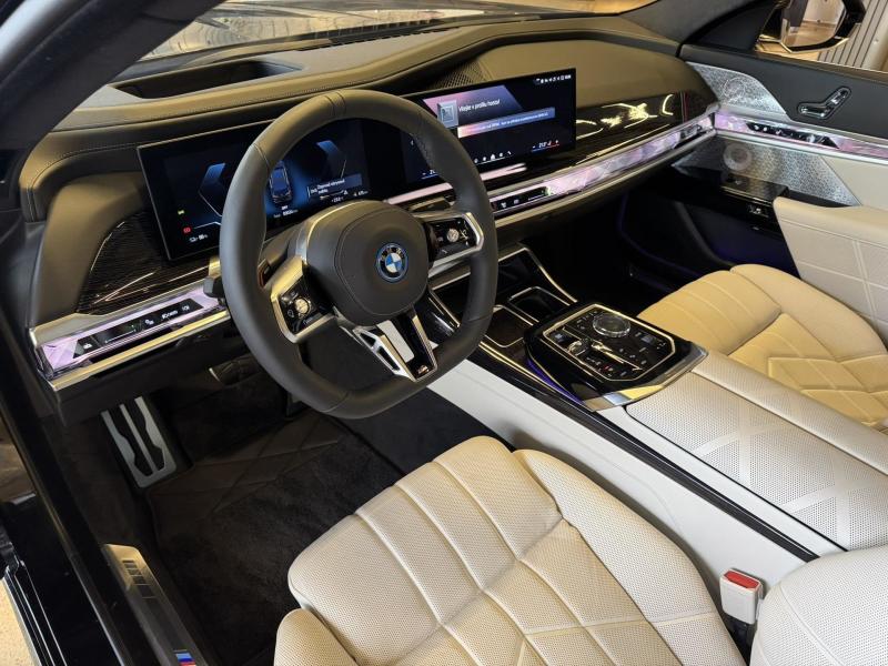 BMW i7