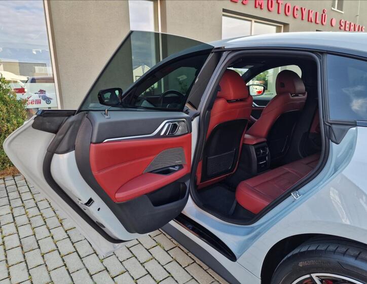 BMW i4 18