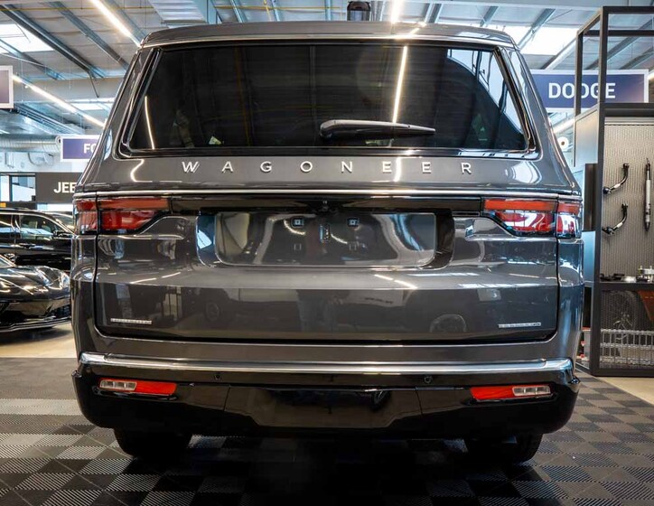 Jeep Wagoneer 4