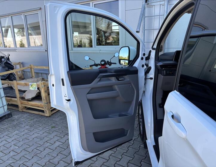 Ford Tourneo Custom 18