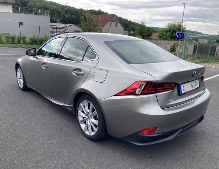 Lexus IS 300h 37